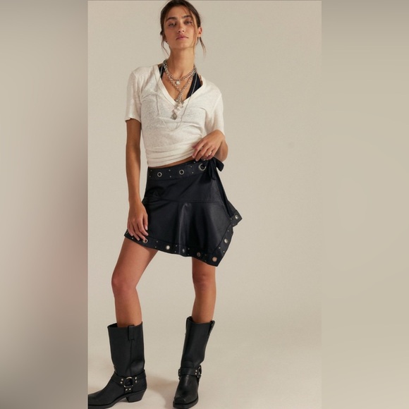 Cassis Vegan Wrap Skirt NWOT black - Picture 2 of 3